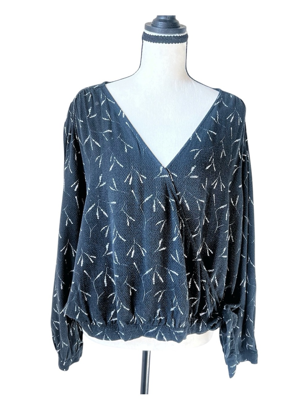 Universal Thread Wrap Top Leaf Print Blouse Women’s Size XL